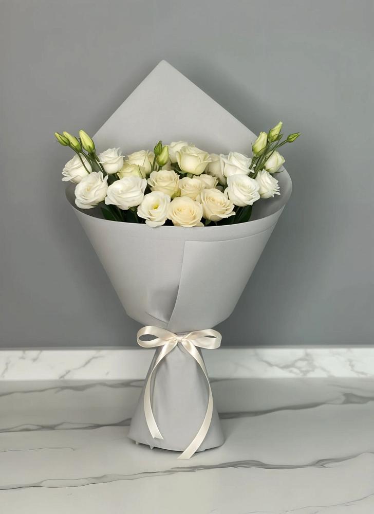 Букет цветов из: Розы и Лизиантусы в Макарьеве