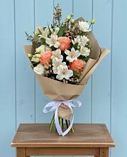 Букет цветов из:  Альстромерии, Лизиантусы, Розы и Хризантемы в Макарьеве