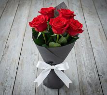 Букет 5 Красных роз Эдлесс Лав в Макарьеве