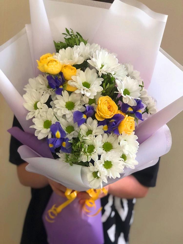 Букет цветов из: Ирисы, Хризантемы и Розы в Макарьеве