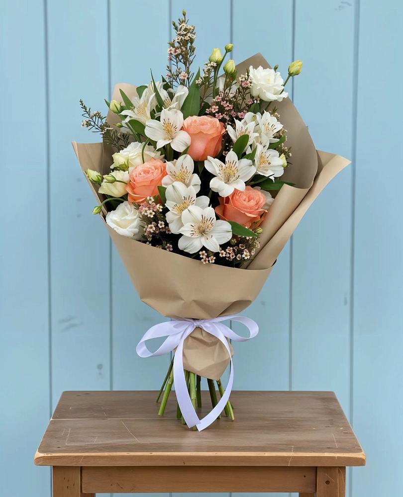 Букет цветов из: Альстромерии, Лизиантусы, Розы и Хризантемы в Макарьеве