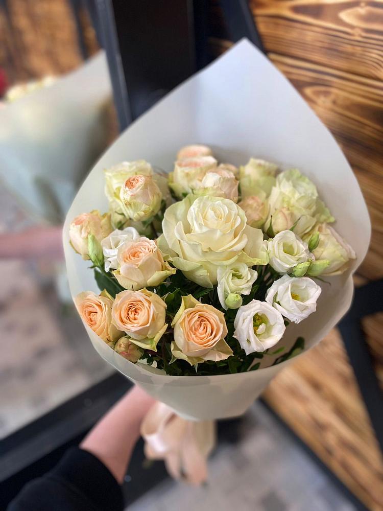 Букет цветов из: Розы и Лизиантусы в Макарьеве